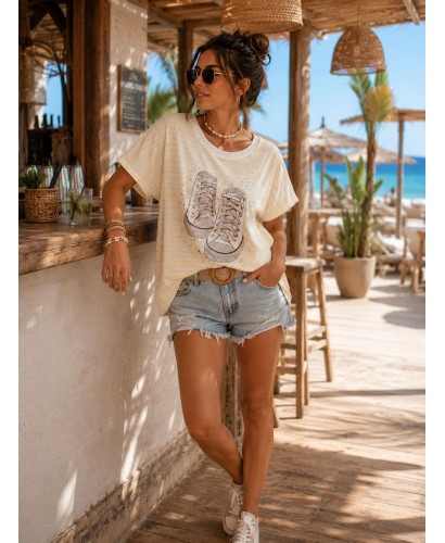 Camiseta navy amarilla y blanca con deportivas strass 2