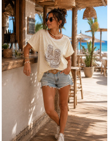 Camiseta navy amarilla y blanca con deportivas...