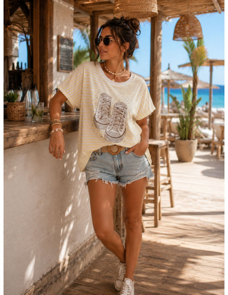 Camiseta navy amarilla y blanca con deportivas strass