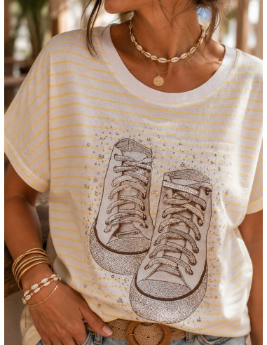 Camiseta navy amarilla y blanca con deportivas...