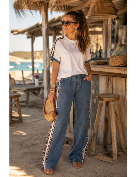 Conjunto camiseta blanca y pantalón con detalles denim