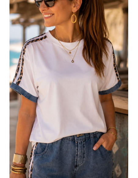 Conjunto camiseta blanca y pantalón con detalles denim