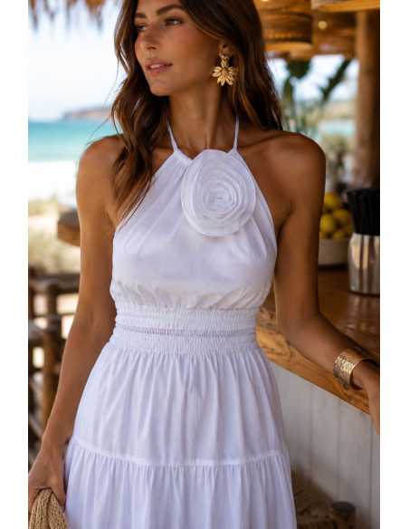 Vestido Blanco Anudado al Cuello con Flor en Relieve