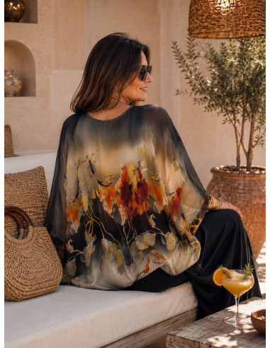 Blusón fluido de seda con estampado.