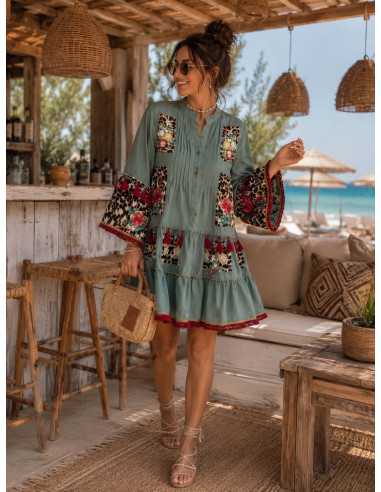 Vestido corto  con animal print, bordados