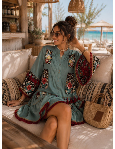 Vestido corto  con animal print, bordados
