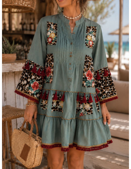 Vestido corto  con animal print, bordados