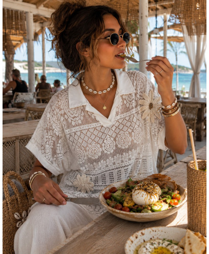 Blusa Calada con Crochet y Escote Pico 2