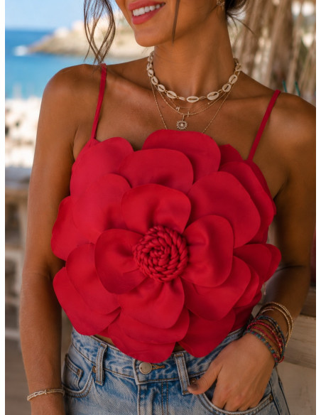 Top rojo con flor frontal espectacular
