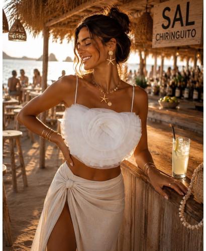 Top de Tirantes Blanco con Flor Decorativa