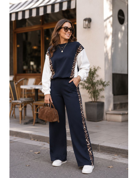 Conjunto azul marino técnico con detalles animal print