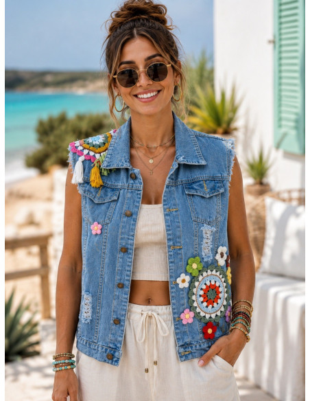 Chaleco Vaquero con Apliques de Crochet y Terminaciones Desflecadas