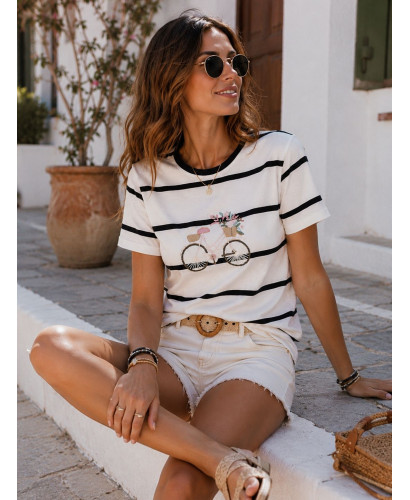 Camiseta navy con bicicleta bordada en blanco y negro