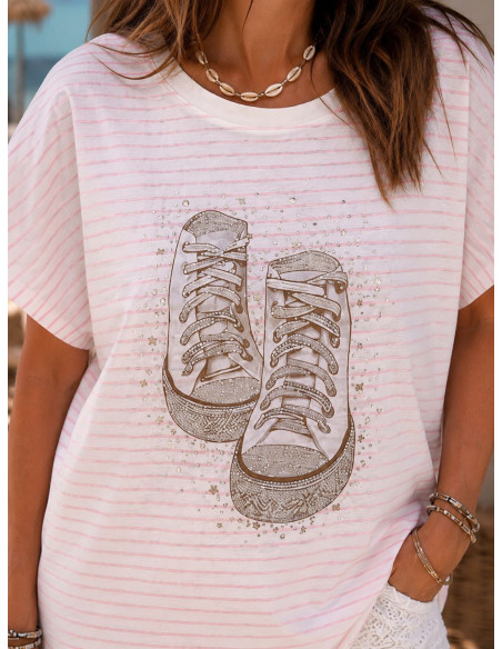 Camiseta navy rosa y blanca con deportivas strass
