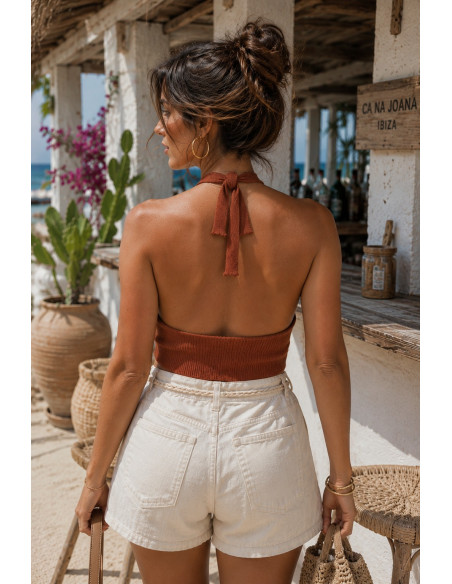 Top halter de punto marrón con botones y espalda descubierta