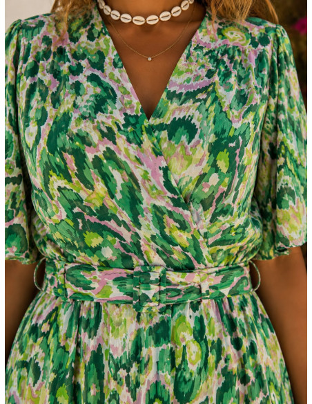 Vestido corto verde estampado con escote en pico y cinturón