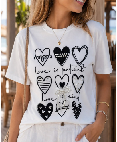 Camiseta blanca con corazones y detalles joya 2