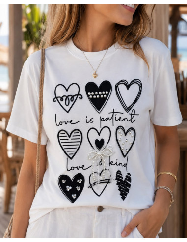 Camiseta blanca con corazones y detalles joya