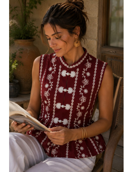 Blusa de lino granate con dibujo en blanco