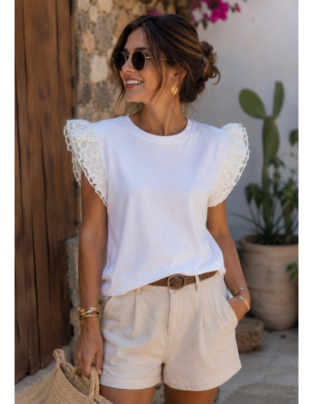 Camiseta Blanca con Manga de Volantes crudos