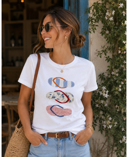 Camiseta blanca con chanclas en tejidos combinados