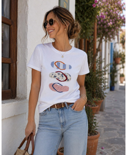 Camiseta blanca con chanclas en tejidos combinados 2