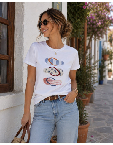 Camiseta blanca con chanclas en tejidos combinados