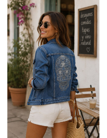 Cazadora Vaquera con calavera bordada