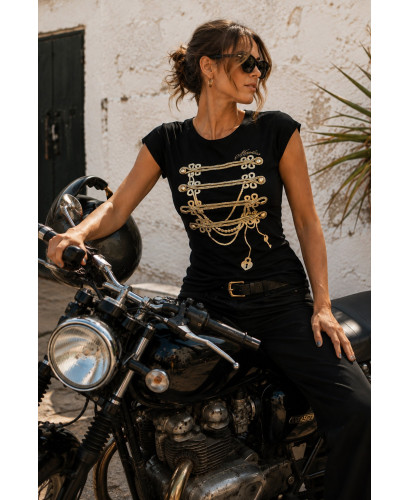 Camiseta Negra con Botones Dorados y Cordón Estilo Militar 2