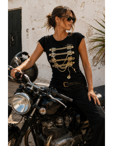Camiseta Negra con Botones Dorados y Cordón...