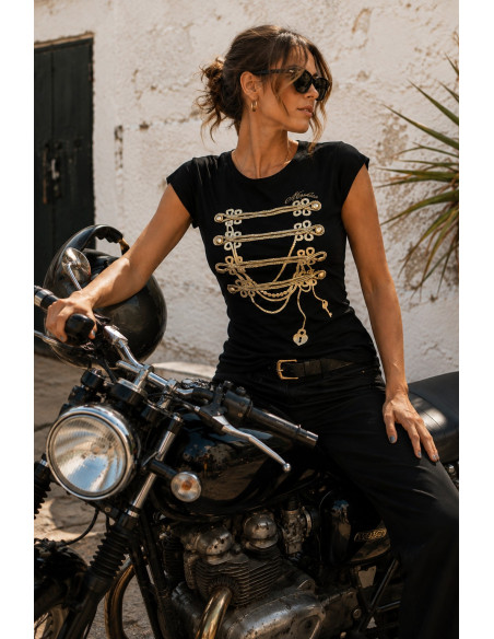 Camiseta Negra con Botones Dorados y Cordón Estilo Militar