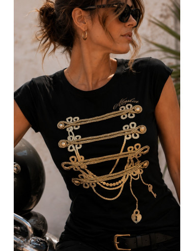 Camiseta Negra con Botones Dorados y Cordón...