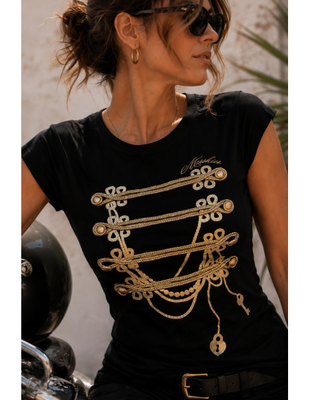 Camiseta Negra con Botones Dorados y Cordón Estilo Militar