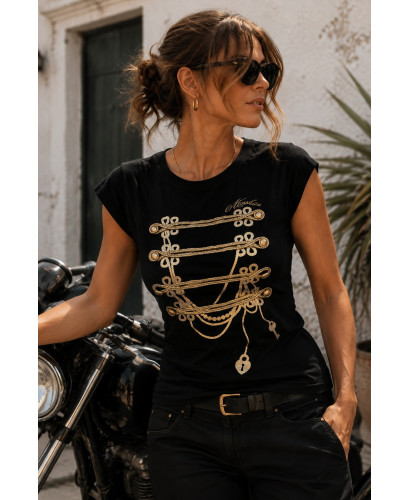 Camiseta Negra con Botones Dorados y Cordón Estilo Militar