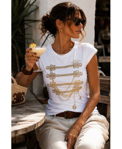 Camiseta blanca con Botones Dorados y Cordón Estilo Militar