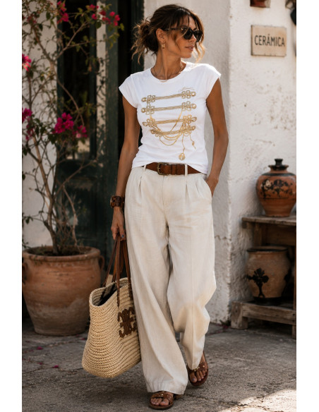 Camiseta blanca con Botones Dorados y Cordón Estilo Militar