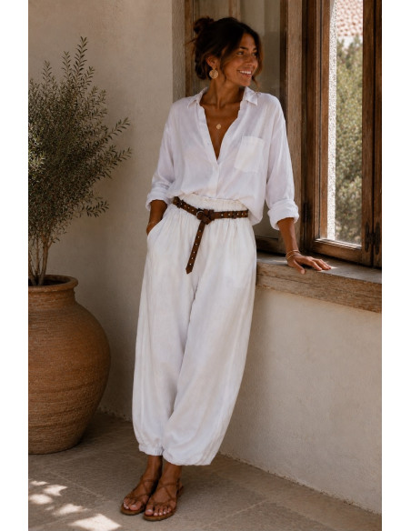 Pantalón de Lino Blanco con Cinturón de Tachas y Bolsillos
