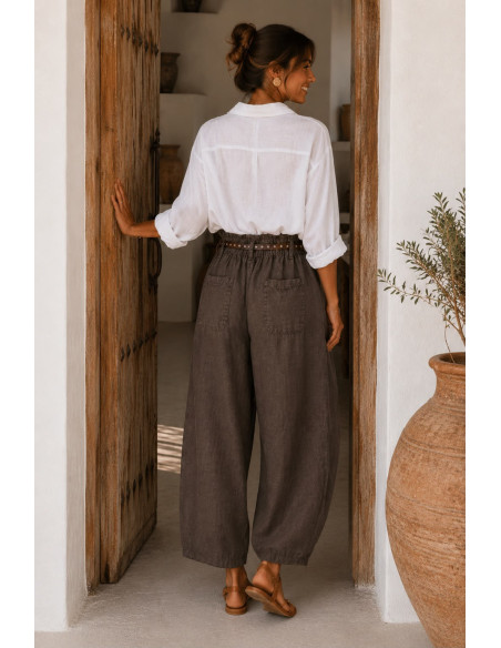 Pantalón de Lino chocolate con Cinturón de Tachas y Bolsillos