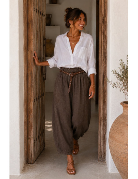 Pantalón de Lino chocolate con Cinturón de Tachas y Bolsillos