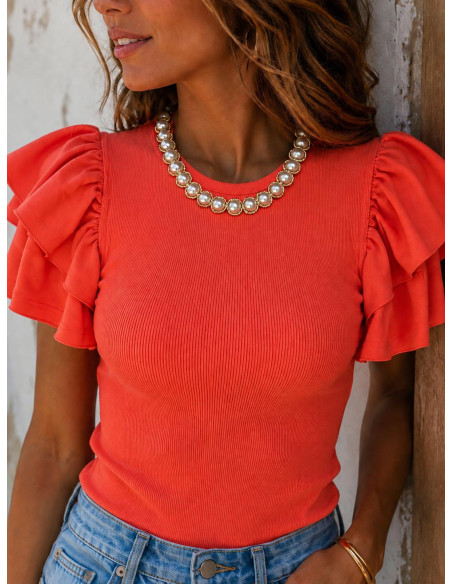 Camiseta Canalé Naranja con Volantes y Collar de Perlas