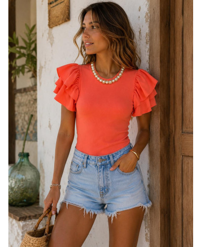 Camiseta Canalé Naranja con Volantes y Collar de Perlas