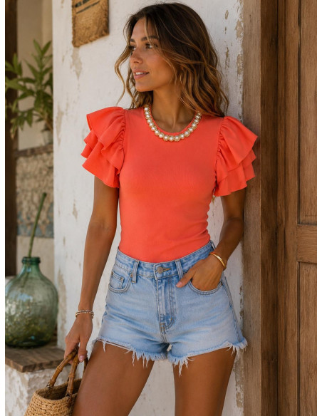 Camiseta Canalé Naranja con Volantes y Collar de Perlas