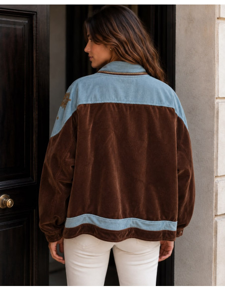 Cazadora terciopelo marrón chocolate combinada con denim y bordados