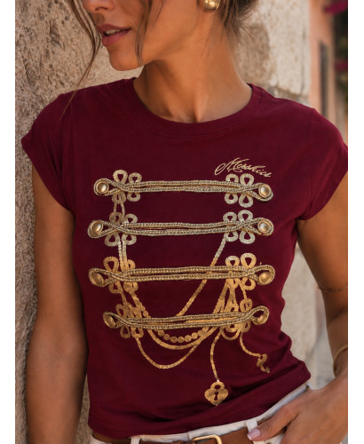 Camiseta granate con Botones Dorados y Cordón Estilo Militar