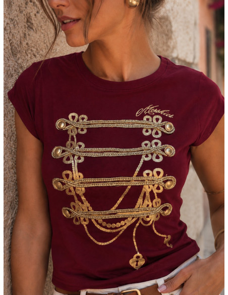 Camiseta granate con Botones Dorados y Cordón Estilo Militar