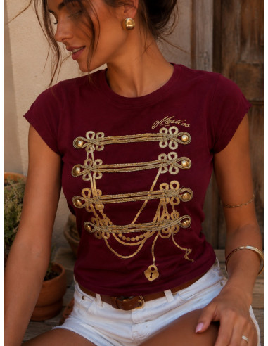 Camiseta granate con Botones Dorados y Cordón...