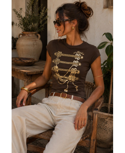 Camiseta chocolate con Botones Dorados y Cordón Estilo...