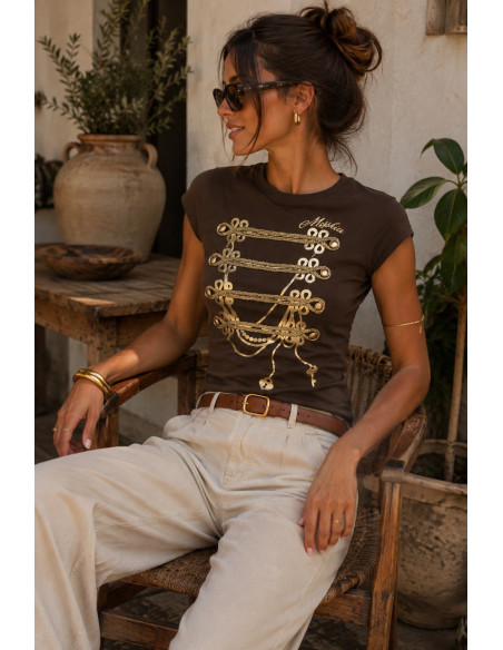 Camiseta chocolate con Botones Dorados y Cordón Estilo Militar