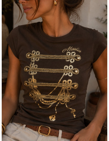 Camiseta chocolate con Botones Dorados y Cordón...