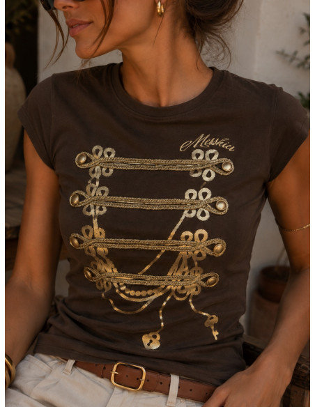 Camiseta chocolate con Botones Dorados y Cordón Estilo Militar